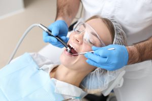 רופא שיניים בחולון מטפל