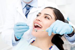 מטופלת שיניים מחייכת