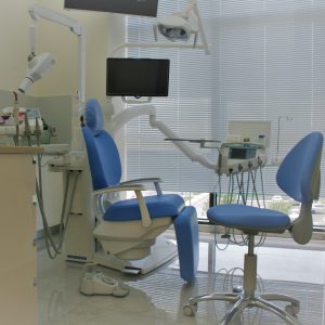כיסא כחול במרפאת שיניים בחולון