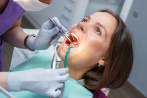 אישה מקבלת טיפול שיניים