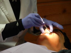 איש מקבל הרדמה בעת טיפול שיניים